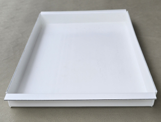Bandeja forrajera color blanco PVC pesada 36 x 59.5cm unidad