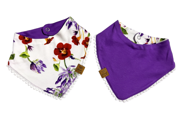 Babero bandana flores lilas y rojas- morado con borlas