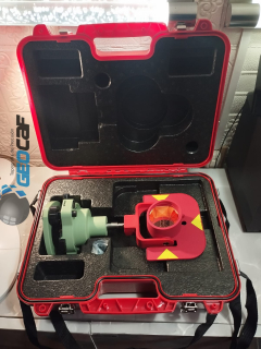 BASE TRIBACH CON PLOMADA OPTICA + ADAPTADOR + PRISMA + ESTUCHE
