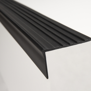 PERFIL DE GRADA PVC NEGRO DE 1.2 ML (Pza)