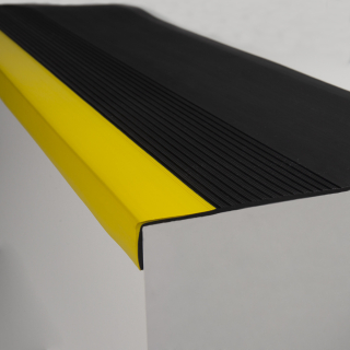 PASO DE ESCALERA PVC NEGRO CON SEÑALIZACIÓN AMAMARILLO DE 1.2 LARGO (Pza)