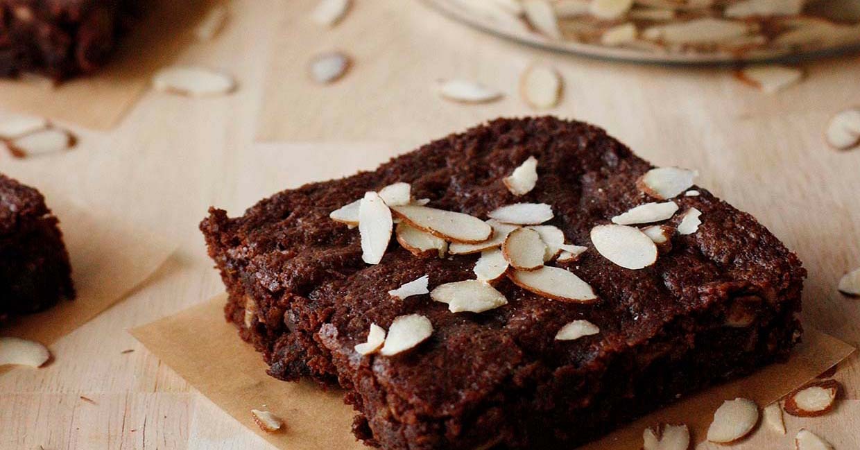 Brownie de chocolate con almendras