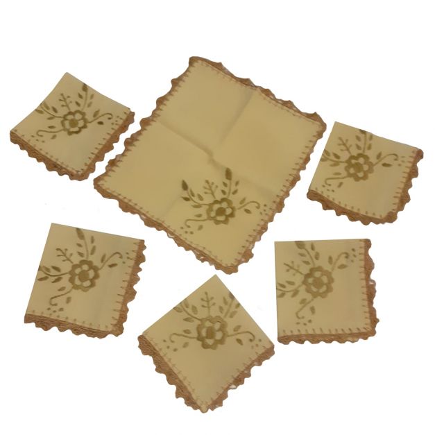 Juego de servilletas beige con diseño de flores doradas