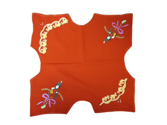 Cubrera panera roja con diseños navideños