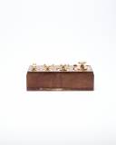 Antiguo juego de pesas de bronce en su caja de madera