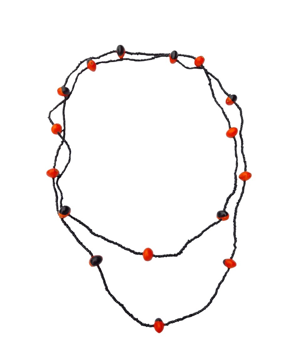 Collar largo con huayruros y mostacillas negras