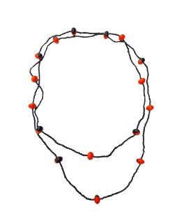 Collar largo con huayruros y mostacillas negras