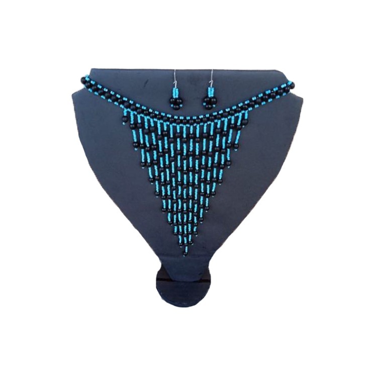 Juego de collar y aretes de achira con mostacillas celestes