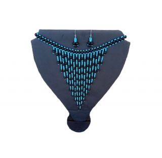 Juego de collar y aretes de achira con mostacillas celestes