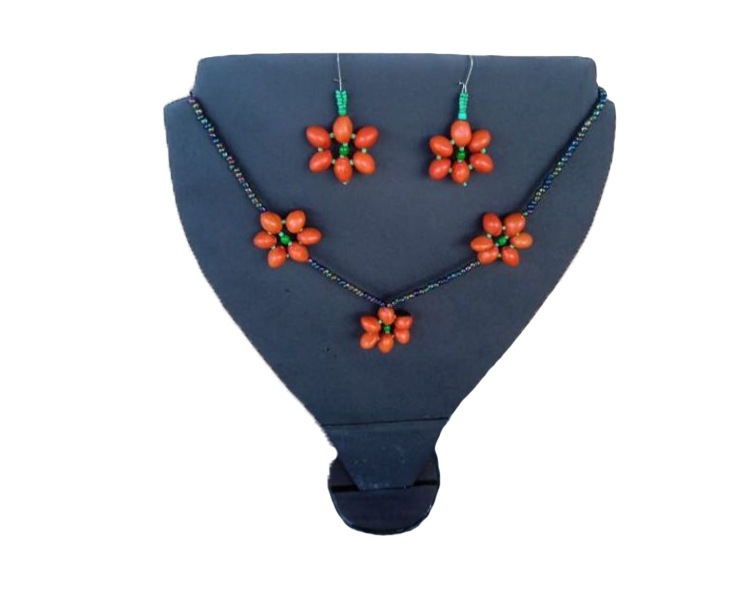 Juego de collar y aretes de huayruros diseño de flores