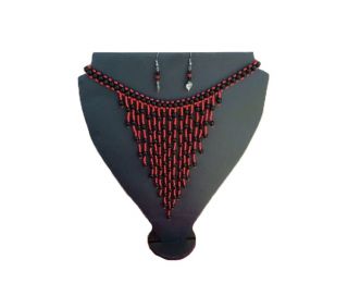 Juego de collar y aretes de achira con mostacillas rojas