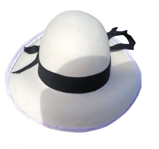 Sombrero de copa alta con cinta negra