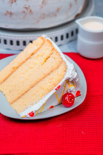 PORCION DE TRES LECHE DE VAINILLA / VANILLA TRES LECHES CAKE SLICE